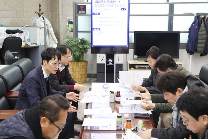 [대전=뉴시스] 4일 강성민 조달청 차장이 정부가 발표한 '공공조달을 통한 AI 산업 활성화 선도 방안'에 대해 설명하고 있다.(사진=조달청 제공) *재판매 및 DB 금지