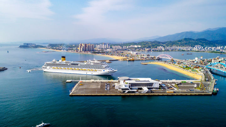 [속초=뉴시스] 지난해 5월 12일 속초항에 입항하는 11만톤급 대형 크루즈선 코스타세레나호.(사진=속초시 제공)photo@newsis.com *재판매 및 DB 금지