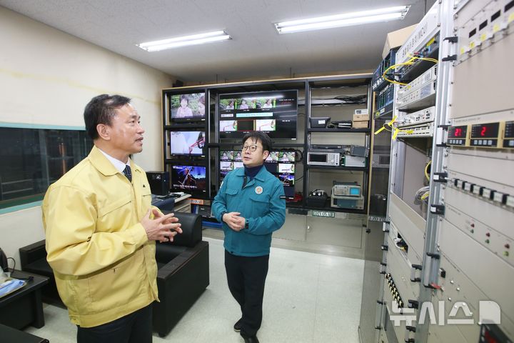 [서울=뉴시스]김종철 방송미디어통신위원회 위원장(왼쪽)이 4일 대전KBS 계룡산 송신소를 방문해 해빙기 방송재난 안전 상태를 점검하고 시설 관계자와 대화하고 있다. (사진=방미통위 제공)