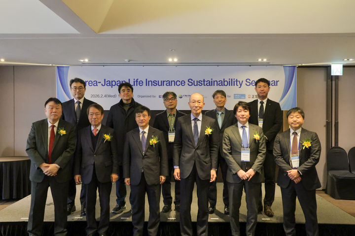 [서울=뉴시스] '2026 한·일 생명보험 지속가능 세미나' 참석자들이 기념촬영을 하고 있다. (사진=생명보험협회 제공) 2026.02.04. photo@newsis.com *재판매 및 DB 금지