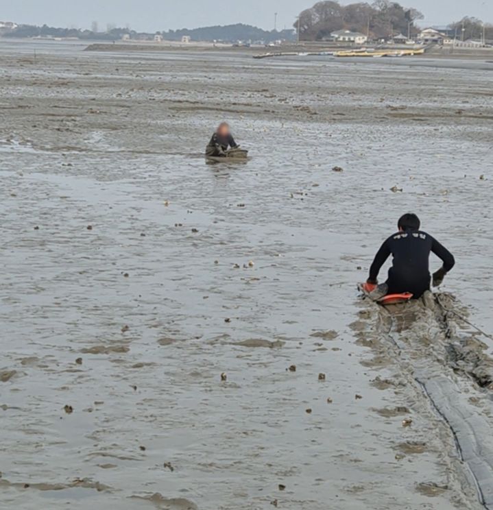 태안 소원면서 굴 따러 갔다 갯벌에 빠진 고립객 구조