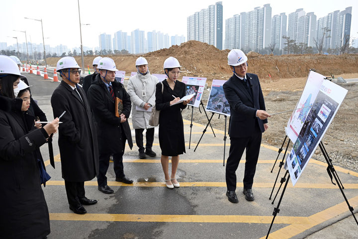 [안산=뉴시스]이민근 안산시장이 4일 ASV 조성 현장을 방문한 주한 독일·태국대사와 양국 기업 대표단을 대상으로 브리핑을 하고 있다.(사진=안산시 제공)2026.02.04.photo@newsis.com *재판매 및 DB 금지