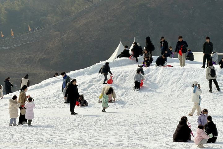 [공주=뉴시스] 눈 놀이터 '겨울왕국 눈꽃왕국'에서 썰매타는 아이들.(사진= 공주시).2026.02.04.photo@newsis.com. *재판매 및 DB 금지