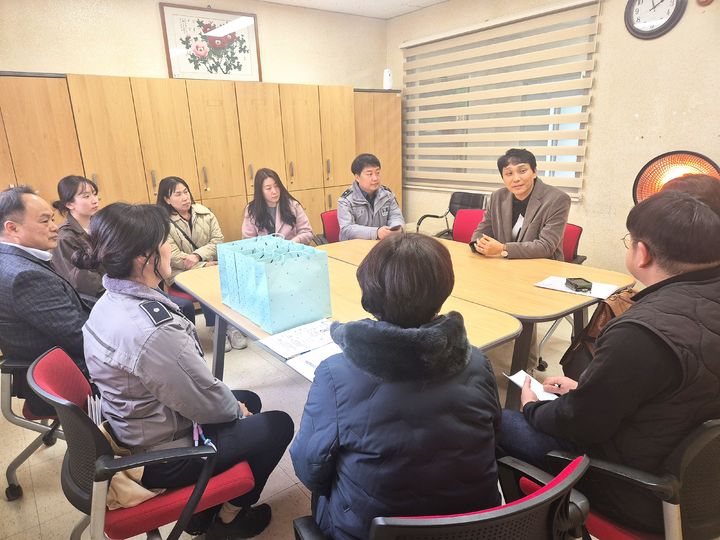 [전주=뉴시스] 전북경찰청은 다음달 31일까지 도내 장애인 거주시설을 대상으로 합동 점검을 실시한다고 4일 밝혔다. 경찰 및 유관기관 관계자들이 도내 한 장애인 거주시설에서 회의를 진행하고 있다. (사진=전북경찰청 제공) 2026.02.04. photo@newsis.com *재판매 및 DB 금지