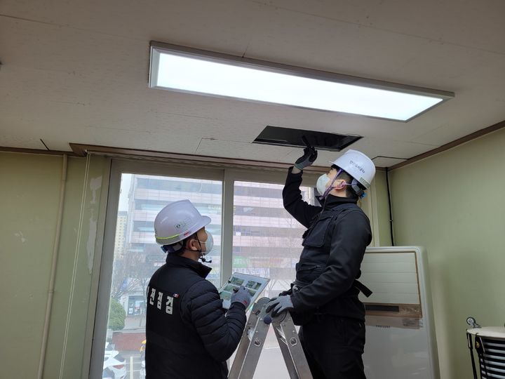 [안산=뉴시스]안산도시공사 직원이 ‘안전두드림’ 시설 안전점검을 진행하고 있다.(사진=안산도시공사 제공)2026.02.04.photo@newsis.com *재판매 및 DB 금지