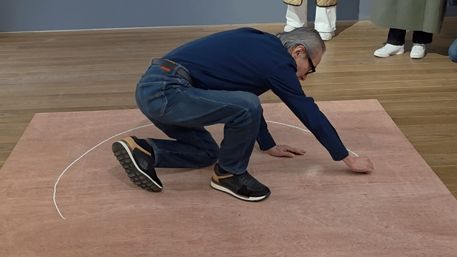 [사진=박현주 미술전문기자} 이건용이 '장소의 논리' 퍼포먼스를 재연하고 있다. 2026.02.04. hyun@newsis.com *재판매 및 DB 금지