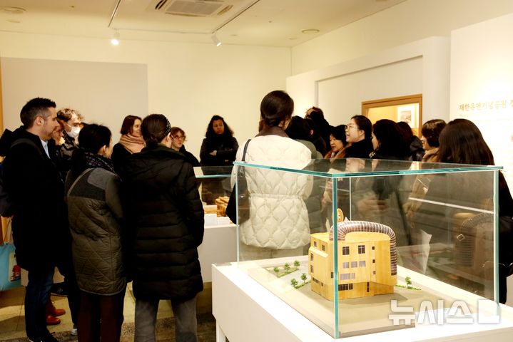 [안양=뉴시스] 4일 '프랑스 문화협력 교류 행사’가 열린 가운데 주한프랑스대사관 직원들이 김중업건축박물관의 전시물을 관람하고 있다. (사진=안양시 제공).2026.02.04.photo@newsis.com