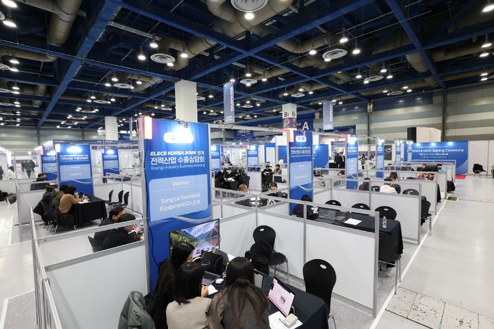 [서울=뉴시스] 코트라는 한국전기산업진흥회와 4~6일 서울 코엑스에서 '일렉스 코리아 2026' 전시회 연계 전력산업 수출상담회를 개최한다. 사진은 수출상담회 현장 모습. (사진=코트라 제공) 2026.02.05 photo@newsis.com *재판매 및 DB 금지