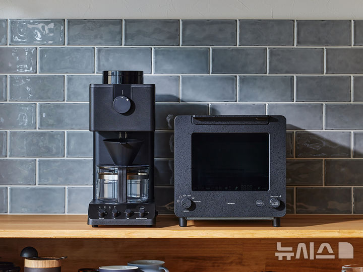 [서울=뉴시스] 롯데하이마트는 일본 라이프스타일 가전회사인 트윈버드(TWINBIRD)의 주방가전을 선보인다고 5일 밝혔다. 사진은 전자동 커피 메이커(왼쪽부터)와 타쿠미 블랑제 토스터 이미지. (사진=롯데하이마트 제공) 2026.02.05. photo@newsis.com