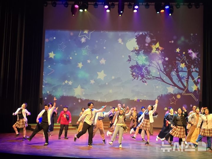 [포항=뉴시스] 송종욱 기자 = 포항의 연극 단체 '극단 길'이 문화체육관광부의 '2026년 지역 대표 예술 단체 지원 사업' 공모에 최종 선정됐다. 사진은 '극단 길'의 공연 모습. (사진=포항시 제공) 2026.02.04. photo@newsis.com 