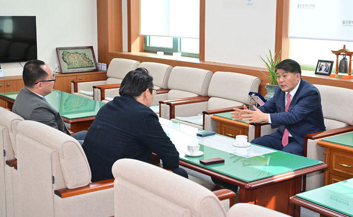 [울산=뉴시스] 울산시의회 이성룡 의장이 4일 시의회 의장실에서 의원 간 교육청 조례 개정안을 둘러싼 의견 대립을 중재하기 위해 회의를 진행하고 있다. (사진=울산시의회 제공) 2026.02.04. photo@newsis.com *재판매 및 DB 금지