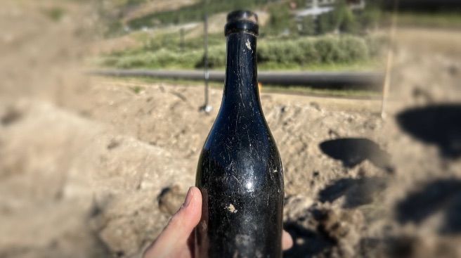 [뉴시스] 미국 유타주 알타에서 발견된 150년 된 술병. (사진=폭스13 영상 캡처) 2026.2.4 *재판매 및 DB 금지