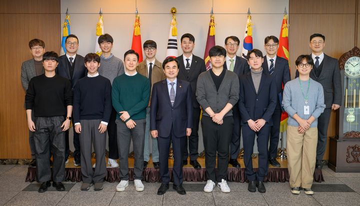 [서울=뉴시스] 안규백 국방부장관이 4일 오후 국방컨벤션에서 진행된 국방창업경진대회 출신 청년 창업인 간담회에서 참석자들과 기념촬영을 하고 있다. (사진=국방부 제공) 2026.02.04. photo@newsis.com *재판매 및 DB 금지