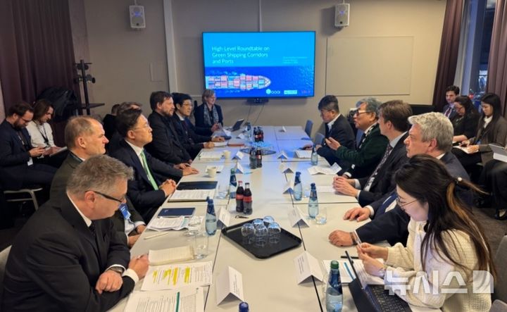 [포항=뉴시스] 송종욱 기자 = 2~5일(현지 시각) 노르웨이 트롬쇠에서 '2026 북극 프런티어 콘퍼런스'가 열린 가운데 포항시가 메탄올·암모니아 등 차세대 연료 공급망을 영일만항 물류 인프라와 결합한 무탄소 선박 항로인 '그린 코리도(Green Corridor)' 구축 로드맵을 제시하고 있다. (사진=포항시 제공) 2026.02.04. photo@newsis.com