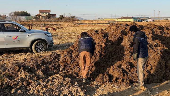 [서산=뉴시스] 지난 1월30일 부적합 가축분뇨 퇴액비 집중 단속반이 서산시 해미면 일원에서 퇴비 보관 현장을 점검하고 있다. (사진=서산시 제공) 2026.02.04. photo@newsis.com *재판매 및 DB 금지