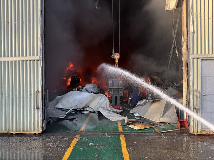 [울산=뉴시스] 4일 오후 울산 울주군 온산읍 한 공장에서 불이 나 소방당국이 진화 중이다. 2026.02.04. (사진=울산소방본부 제공) photo@newsis.com *재판매 및 DB 금지