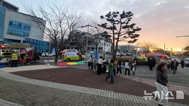 [제주=뉴시스] 4일 오후 제주시 첨단과학단지에서 혼합가스 누출 사고가 발생해 대피와 함께 사고 수습 작업이 이뤄지고 있다. (사진=제주소방안전본부 제공) 2026.02.04. photo@newsis.com