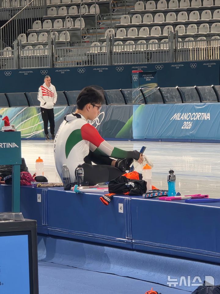 [밀라노=뉴시스] 김희준 기자 = 4일(현지 시간) 이탈리아 밀라노 스피드스케이팅 스타디움에서 훈련을 마친 헝가리 스피드스케이팅 국가대표 김민석. 2026.02.04. jinxijun@newsis.com