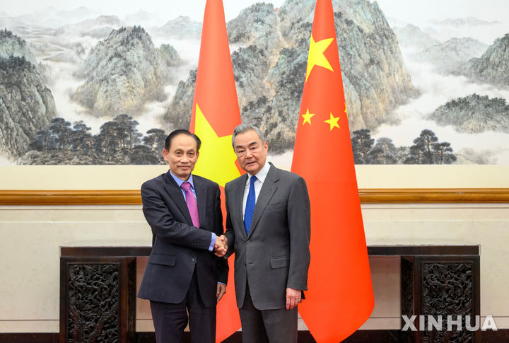 [베이징=신화/뉴시스] 왕이 중국 공산당 중앙정치국 위원 겸 외교부장이 3일 베이징에서 또 럼 베트남 공산당 서기장의 특사로 중국을 방문한 레 화이 쭝 베트남 외교장관과 만나 악수하고 있다. 2026.02.04