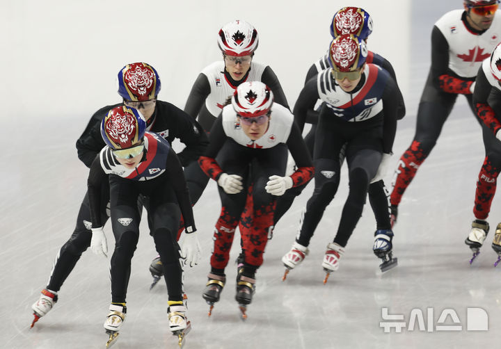 [밀라노=뉴시스] 김근수 기자 = 쇼트트랙 최민정과 김길리가 3일(현지 시간) 이탈리아 밀라노 아이스스케이팅 아레나에서 캐나다 국가대표팀 선수들과 훈련을 하고 있다. 2026.02.03. ks@newsis.com