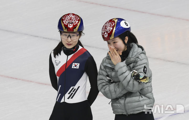 [밀라노=뉴시스] 김근수 기자 = 쇼트트랙 최민정(왼쪽)과 김길리가 3일(현지 시간) 이탈리아 밀라노 아이스스케이팅 아레나에서 이야기하고 있다. 2026.02.03. ks@newsis.com