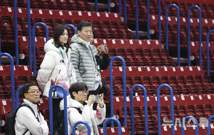 [밀라노=뉴시스] 김근수 기자 = 김택수 선수촌장과 이수경 선수단 단장이 3일(현지 시간) 이탈리아 밀라노 아이스스케이팅 아레나에서 쇼트트랙 국가대표팀 선수들 훈련을 지켜보고 있다. 2026.02.03. ks@newsis.com