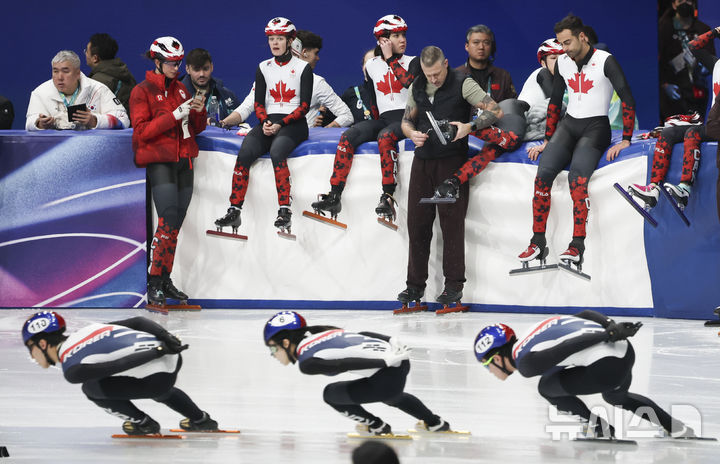 [밀라노=뉴시스] 김근수 기자 = 쇼트트랙 캐나다 대표팀 선수들이 3일(현지 시간) 이탈리아 밀라노 아이스스케이팅 아레나에서 대한민국 쇼트트랙 대표팀 훈련을 지켜보고 있다. 2026.02.03. ks@newsis.com