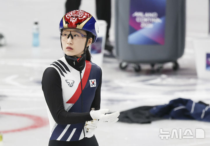 [밀라노=뉴시스] 김근수 기자 = 쇼트트랙 최민정이 3일(현지 시간) 이탈리아 밀라노 아이스스케이팅 아레나에서 전광판을 응시하고 있다. 2026.02.03. ks@newsis.com