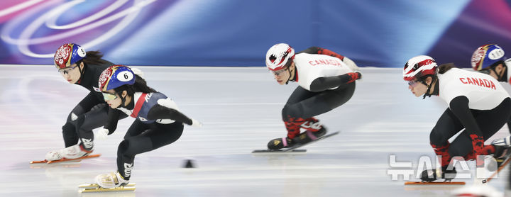 [밀라노=뉴시스] 김근수 기자 = 쇼트트랙 최민정과 김길리가 3일(현지 시간) 이탈리아 밀라노 아이스스케이팅 아레나에서 캐나다 국가대표팀 선수들과 훈련을 하고 있다. 2026.02.03. ks@newsis.com