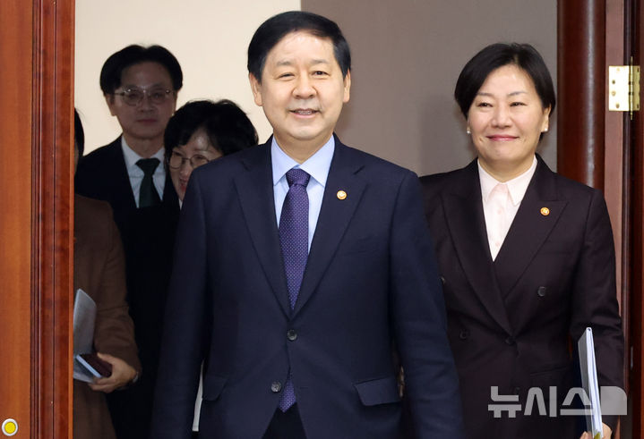 [서울=뉴시스] 추상철 기자 = 구윤철 부총리 겸 재정경제부 장관이 4일 오전 서울 종로구 정부서울청사에서 열린 경제관계장관회의에 참석하고 있다. 2026.02.04. scchoo@newsis.com