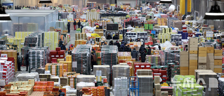 [인천=뉴시스] 전진환 기자 = 설 연휴를 앞둔 4일 새벽 인천 남동구 남촌농산물도매시장에서 과일 경매가 진행되고 있다. 2026.02.04. amin2@newsis.com