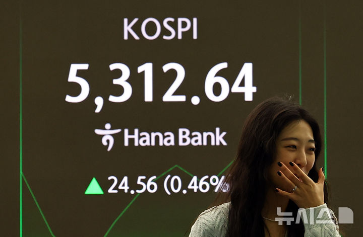 [서울=뉴시스] 최진석 기자 = 코스피가 전 거래일(5288.08)보다 27.37포인트(0.52%) 하락한 5260.71에 개장한 4일 서울 중구 하나은행 딜링룸에 코스피 시세가 보이고 있다. 코스닥 지수는 전 거래일(1144.33)보다 5.31포인트(0.46%) 내린 1139.02에 거래를 시작했다. 서울 외환시장에서 원·달러 환율은 전 거래일 주간거래 종가(1445.4원)보다 4.5원 오른 1449.9원에 출발했다. 2026.02.04. myjs@newsis.com