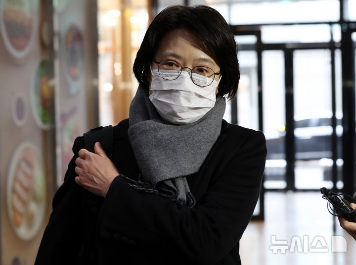 [서울=뉴시스] 이영환 기자 = 김동희 전 부천지청 차장검사가 4일 오전 서울 서초구 안권섭 관봉권 띠지·쿠팡 상설특검 사무실에 피의자 신분으로 소환되고 있다. 2026.02.04. 20hwan@newsis.com