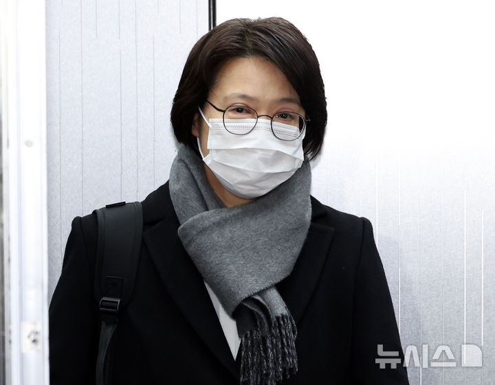 [서울=뉴시스] 이영환 기자 = 김동희 전 부천지청 차장검사가 4일 오전 서울 서초구 안권섭 관봉권 띠지·쿠팡 상설특검 사무실에 피의자 신분으로 소환되고 있다. 2026.02.04. 20hwan@newsis.com