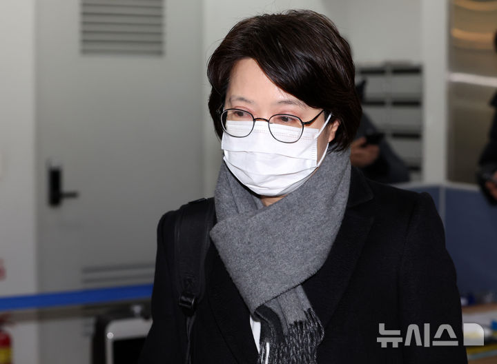 [서울=뉴시스] 이영환 기자 = 김동희 전 부천지청 차장검사가 4일 오전 서울 서초구 안권섭 관봉권 띠지·쿠팡 상설특검 사무실에 피의자 신분으로 소환되고 있다. 2026.02.04. 20hwan@newsis.com