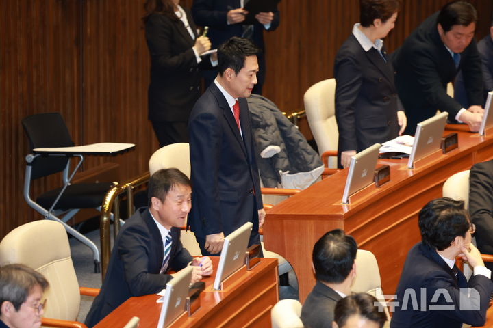 [서울=뉴시스] 고승민 기자 = 장동혁 국민의힘 대표가 4일 서울 여의도 국회에서 열린 본회의에서 교섭단체 대표연설을 하기 위해 발언대로 향하고 있다. 2026.02.04. kkssmm99@newsis.com