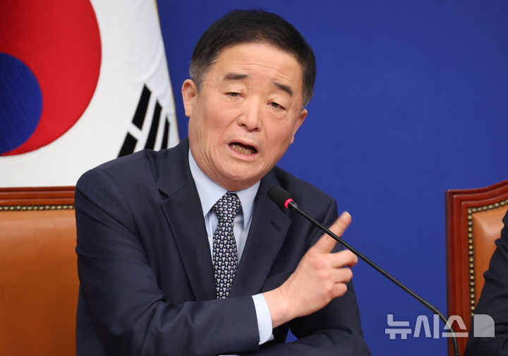 [서울=뉴시스] 조성봉 기자 = 강득구 더불어민주당 최고위원이 4일 오전 서울 여의도 국회에서 열린 최고위원회의에서 발언을 하고 있다. 2026.02.04. suncho21@newsis.com