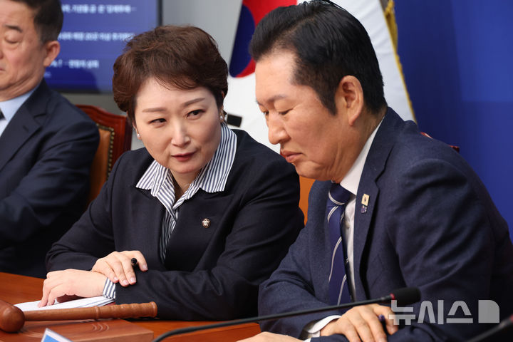 조국혁신당 “정당 쇼핑 이언주…좌우 넘나들어 어질어질"