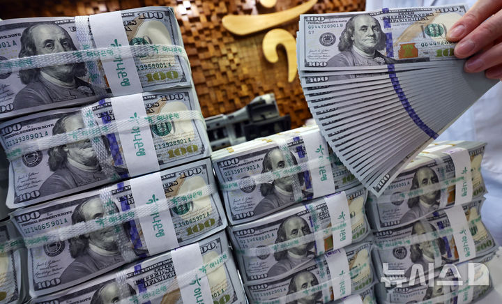 [서울=뉴시스] 최진석 기자 = 사진은 지난 4일 서울 중구 하나은행 위변조대응센터에서 직원이 달러를 정리하고 있는 모습. 2026.02.04. myjs@newsis.com