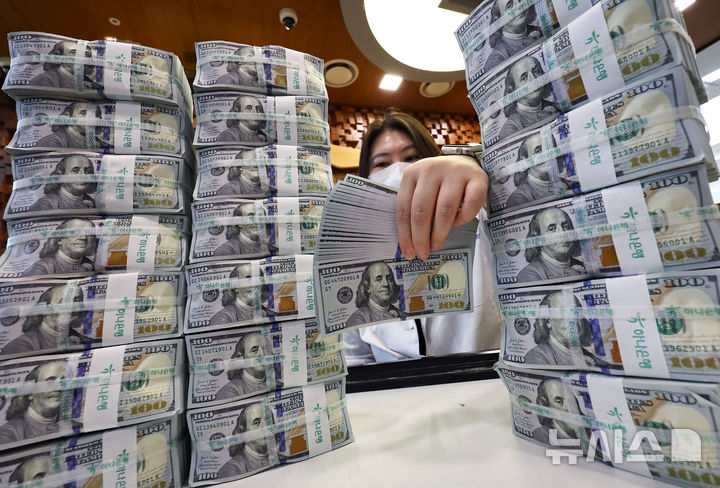 [서울=뉴시스] 최진석 기자 = 한국은행에 따르면 1월 말 기준 우리나라 외환보유액은 4259억1000만 달러로 한 달 전보다 21억5000만 달러 감소한것으로 나타난 4일 서울 중구 하나은행 위변조대응센터에서 직원이 달러를 정리하고 있다.원·달러 환율이 1500원선을 위협하자 외환당국이 달러를 팔아 환율 방어에 나선 데다 국민연금과의 외환스왑 등 시장 안정화 조치까지 가동된 결과다. 작년 12월(-26억 달러)에 이어 두 달째 감소세이며 보유액 규모는 2개월 연속 4300억 달러 선을 밑돌고 있다. 2026.02.04. myjs@newsis.com