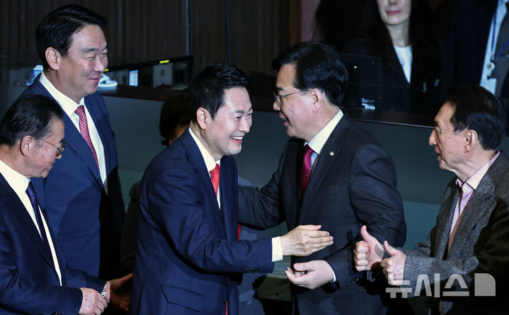 [서울=뉴시스] 김금보 기자 = 장동혁 국민의힘 대표가 4일 오전 서울 여의도 국회에서 열린 제432회국회(임시회) 제3차 본회의에서 국정에 관한 교섭단체 대표연설을 마친 뒤 의원들의 격려를 받고 있다. 2026.02.04. kgb@newsis.com