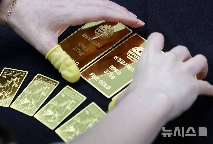 佛 약혼반지 가격 두 배?…금값 폭등에 "부모 결혼반지 녹여"