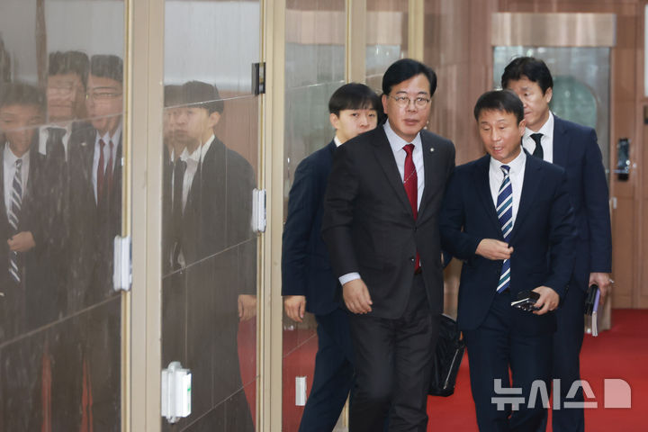 [서울=뉴시스] 고승민 기자 = 한병도 더불어민주당 원내대표와 송언석 국민의힘 원내대표가 4일 서울 여의도 국회의장실에서 회동 후 의장실을 나서며 대화하고 있다. 2026.02.04. kkssmm99@newsis.com