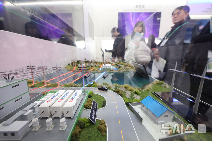 [서울=뉴시스] 황준선 기자 = 4일 서울 강남구 코엑스에서 개막한 2026 코리아빌드위크·일렉스 코리아 2026를 찾은 관람객들이 한국전력 부스를 둘러보고 있다. 2026.02.04. hwang@newsis.com