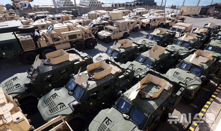 한국 순한 배치 미군 장갑차량 부산항 반입 [뉴시스Pic]