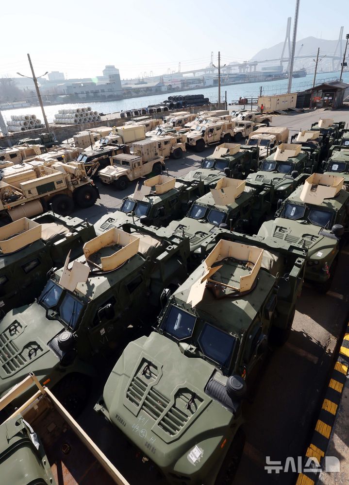  [부산=뉴시스] 하경민 기자 = 주한미군 제19지원사령부가 4일 부산 남구 부산항 8부두에서 차기 한국 순환배치 예정인 미국 육군 2사단 제2스트라이커여단의 필수장비 반입 모습을 공개하고 있다. 사진은 이동을 앞두고 줄지어 대기 중인 각종 차량 모습. 제2스트라이커여단은 이달 임무를 마치고 떠나는 미 4사단 제1스트라이커여단과 교대해 9개월 동안 한국에서 작전을 수행할 예정이다. 2026.02.04. yulnetphoto@newsis.com