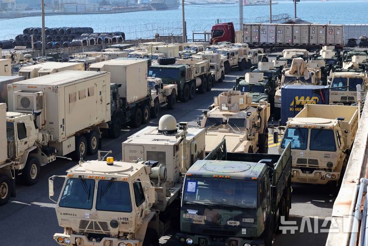  [부산=뉴시스] 하경민 기자 = 주한미군 제19지원사령부가 4일 부산 남구 부산항 8부두에서 차기 한국 순환배치 예정인 미국 육군 2사단 제2스트라이커여단의 필수장비 반입 모습을 공개하고 있다. 사진은 이동을 앞두고 줄지어 대기 중인 각종 차량 모습. 제2스트라이커여단은 이달 임무를 마치고 떠나는 미 4사단 제1스트라이커여단과 교대해 9개월 동안 한국에서 작전을 수행할 예정이다. 2026.02.04. yulnetphoto@newsis.com