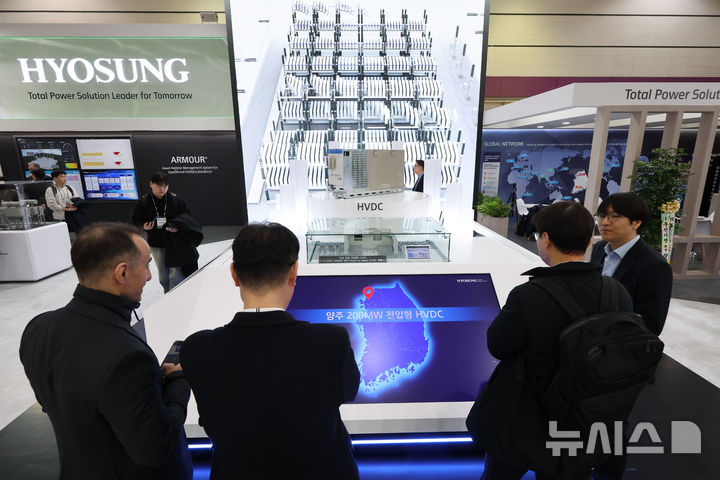 [서울=뉴시스] 황준선 기자 = 4일 서울 강남구 코엑스에서 개막한 2026 코리아빌드위크·일렉스 코리아 2026를 찾은 관람객들이 효성중공업 부스를 둘러보고 있다. 2026.02.04. hwang@newsis.com