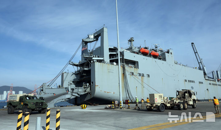  [부산=뉴시스] 하경민 기자 = 주한미군 제19지원사령부가 4일 부산 남구 부산항 8부두에서 차기 한국 순환배치 예정인 미국 육군 2사단 제2스트라이커여단의 필수장비 반입 모습을 공개하고 있다. 사진은 선박에서 장갑차량 등을 하역하는 모습. 제2스트라이커여단은 이달 임무를 마치고 떠나는 미 4사단 제1스트라이커여단과 교대해 9개월 동안 한국에서 작전을 수행할 예정이다. 2026.02.04. yulnetphoto@newsis.com