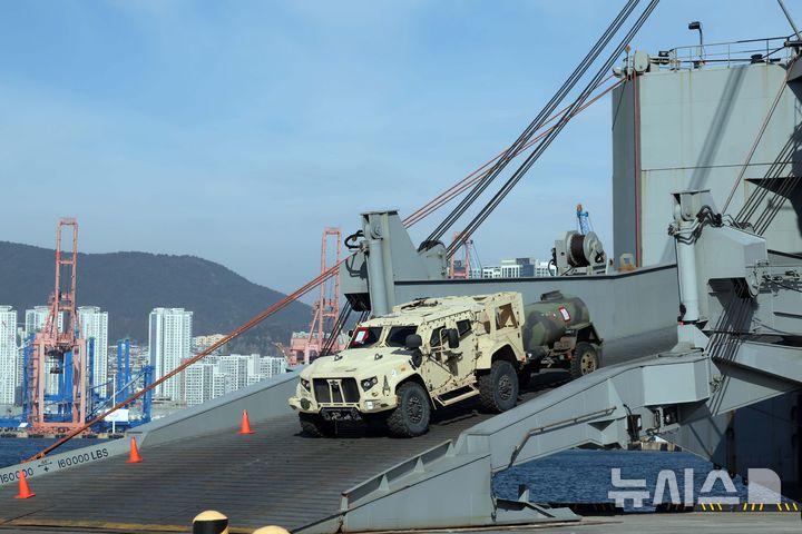  [부산=뉴시스] 하경민 기자 = 주한미군 제19지원사령부가 4일 부산 남구 부산항 8부두에서 차기 한국 순환배치 예정인 미국 육군 2사단 제2스트라이커여단의 필수장비 반입 모습을 공개하고 있다. 사진은 선박에서 장갑차량 등을 하역하는 모습. 제2스트라이커여단은 이달 임무를 마치고 떠나는 미 4사단 제1스트라이커여단과 교대해 9개월 동안 한국에서 작전을 수행할 예정이다. 2026.02.04. yulnetphoto@newsis.com